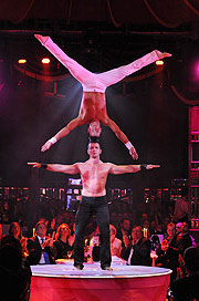 beim dynamischen Duett von Akrobatik und Tanz der Peres Brothers schlagen die Damenherzen höher (©Foto: Ingrid Grossmann)